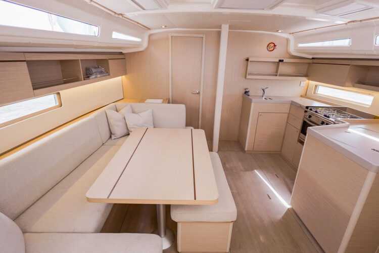 Sailboat Beneteau Oceanis 40.1 Tenerife 9