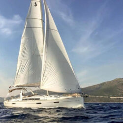 Sailboat Beneteau Oceanis 45 Tenerife 5