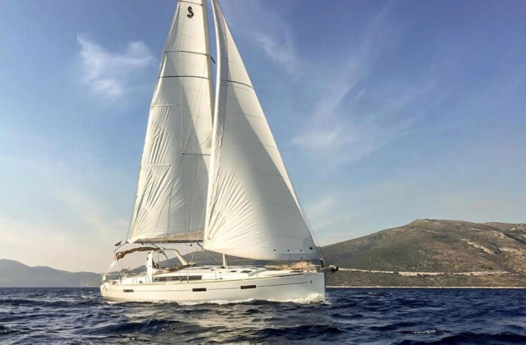 Sailboat Beneteau Oceanis 45 Tenerife 5