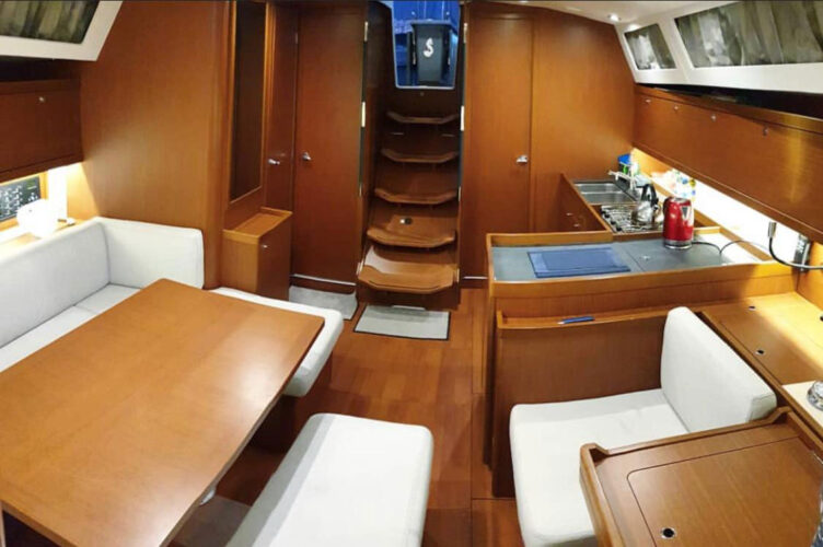 Sailboat Beneteau Oceanis 45 Tenerife 7