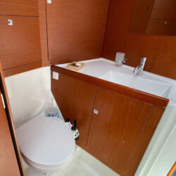 Sailboat Beneteau Oceanis 45 Tenerife 9