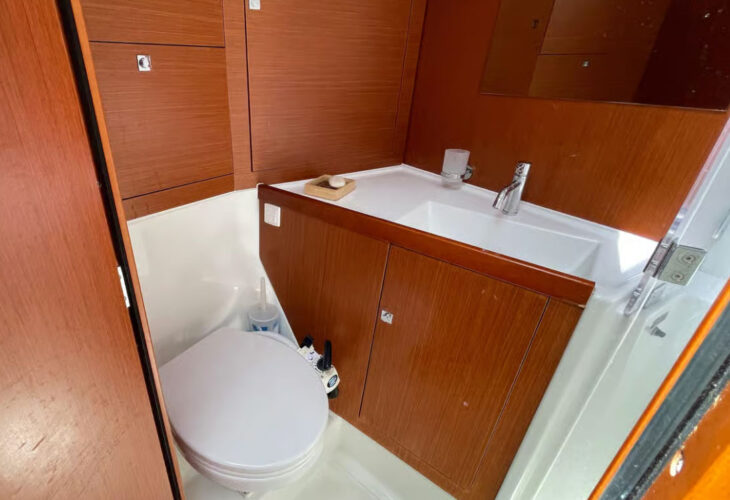 Sailboat Beneteau Oceanis 45 Tenerife 9